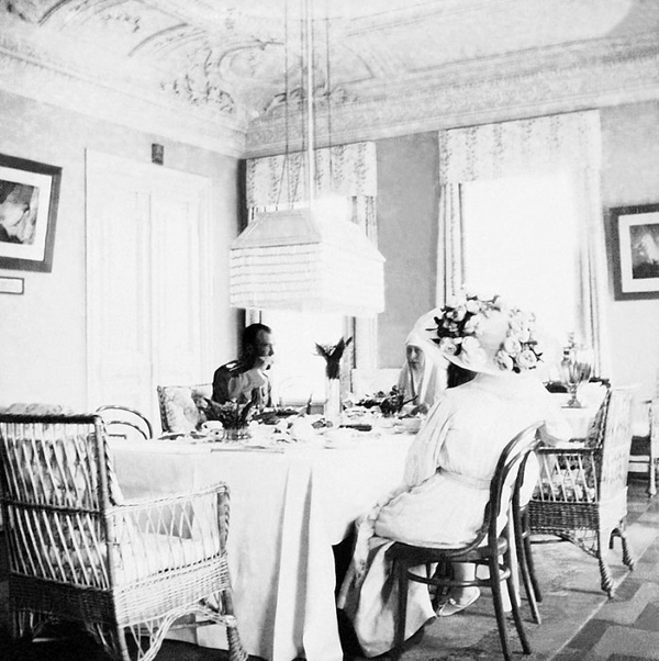 84. 1914 г. Царская Семья в гостях. 1914 М-М Обитель.jpg
